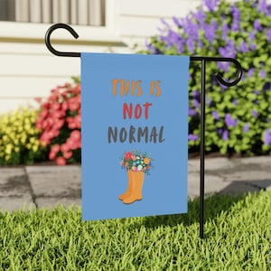 Ce n'est pas normal Drapeau de jardin, bannière de protestation, drapeau de protestation de résistance, décoration extérieure politique, design floral, arc-en-ciel, cadeau pour amateur de plantes