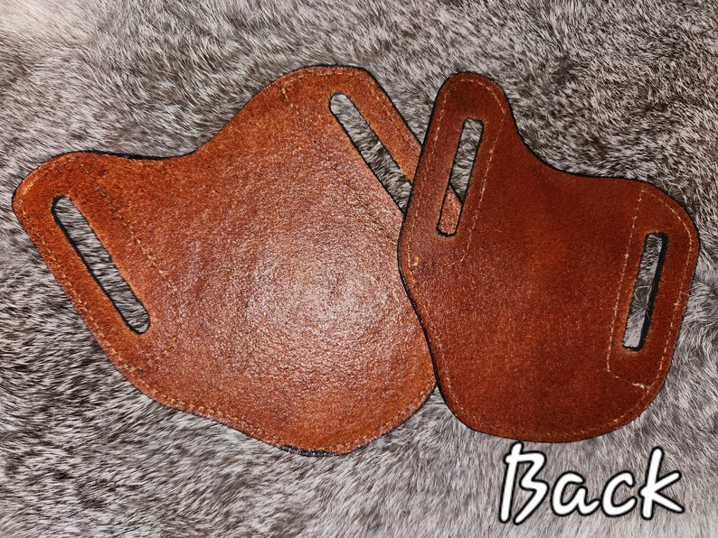 Puede incluir: Dos fundas de cuero marr&oacute;n con costuras en los bordes. Las fundas tienen dos recortes para los bucles del cintur&oacute;n. El texto "Back" est&aacute; escrito en blanco sobre fondo negro debajo de las fundas.