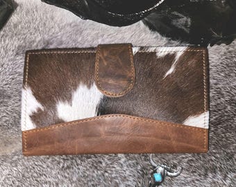 Cartera de piel de vacuno auténtica hecha a mano, color marrón envejecido, con marca.