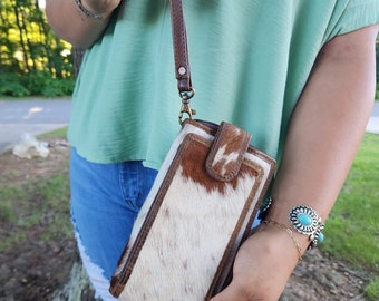 Cartera de piel de vacuno auténtica con soporte para teléfono y pulsera, con opción de personalización. Hecha a mano al estilo occidental.