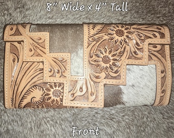 Cartera de mano de cuero y piel de vaca con grabado azteca