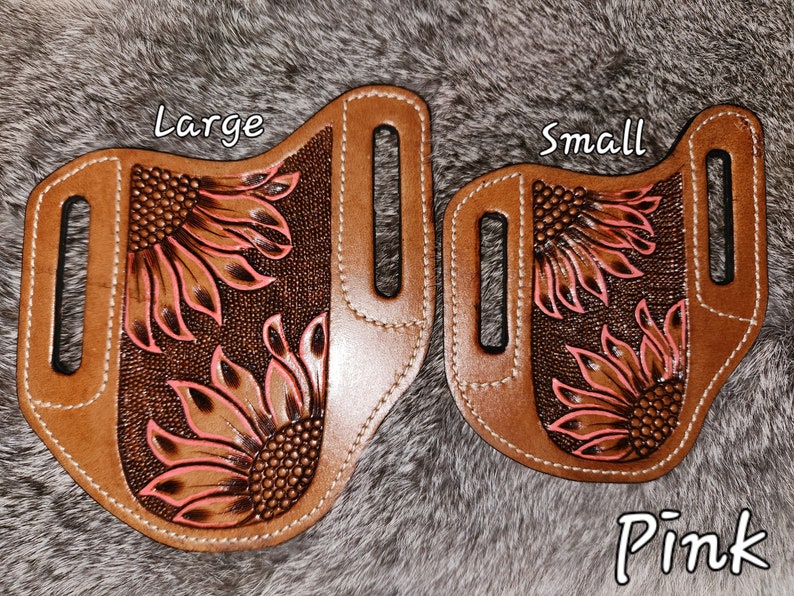 Puede incluir: Dos fundas de cuero con dise&ntilde;os de girasoles, una etiquetada como "Large" y la otra como "Small". Ambas fundas son marrones con detalles de girasoles rosas. El texto "Pink" es visible en la parte inferior de la imagen.