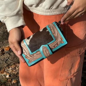 Cartera de mano con forma de muñeca color turquesa, hecha a mano