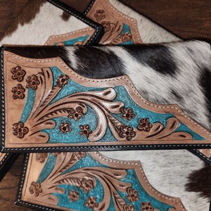 Cartera de piel de vaca y cuero repujado