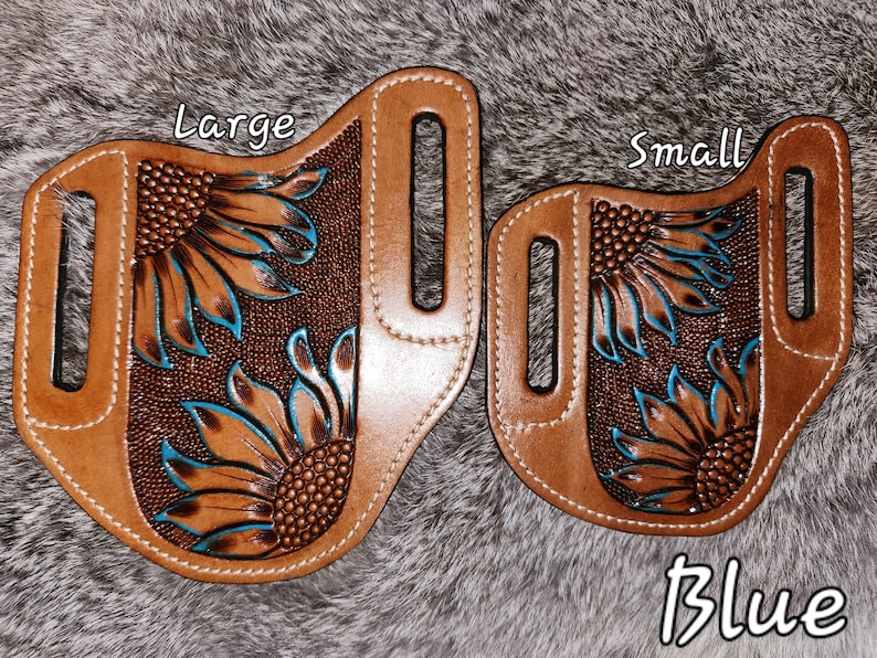 Puede incluir: Dos fundas de cuero con dise&ntilde;os de girasoles, una etiquetada como "Large" y la otra como "Small". Ambas fundas son marrones con detalles azules y el texto "Blue" es visible debajo de la funda m&aacute;s peque&ntilde;a.