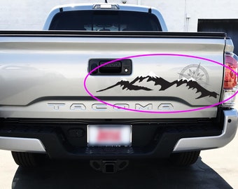 Adesivo per portellone posteriore con montagne e bussola per Toyota Tacoma o Tundra Ram 1500 2500 Raptor F 150 ecc.