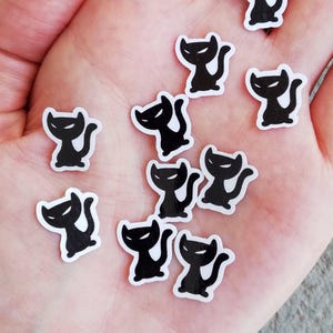 Lot de 10 mini-autocollants en vinyle d'Halloween avec des chats noirs comme cadeaux et décoration effrayante pour ordinateurs portables, scrapbooking ou bouteilles d'eau