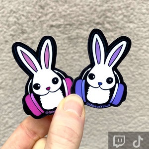 Niedlicher Gamer Hase mit Kopfhörern wasserfester Vinyl Laptop Aufkleber, Spielzimmer Dekor, Streamer Geschenke, Gaming PC Zubehör, Konsole Aufkleber