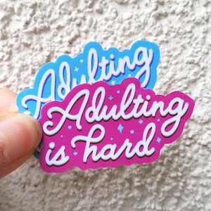 Funny Mental Health Adulting is een harde waterdichte vinyl laptopsticker of perfect voor waterflessen en telefoons