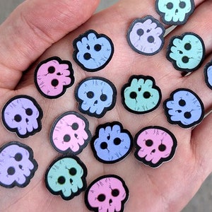 10 MINI Gothic Schädel Vinyl Sticker, Pastell Goth Halloween Partygeschenke, wasserfestes Dekor für Wasserflasche, Laptop, Planer und mehr