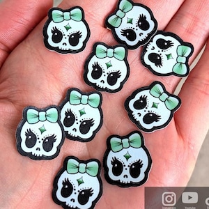 Confezione da 10 adesivi MINI a forma di teschio verde di Halloween per laptop, confezione di decalcomanie in vinile, bomboniere e scrapbooking, bottiglie d'acqua, decorazioni gotiche per bambini