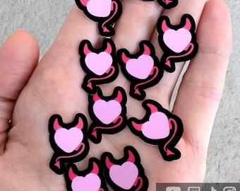 Paquete de 10 mini pegatinas de corazón de diablo gótico pastel para Halloween, recuerdos de fiesta de demonio súcubo gótico, calcomanía de vinilo impermeable para computadora portátil para botella de agua