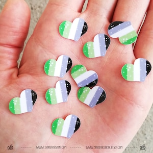 10 mini autocollants aromatiques drapeau de la fierté coeurs, pack d'autocollants en vinyle imperméable aro cadeau pour ordinateur portable décalcomanie LGBTQ