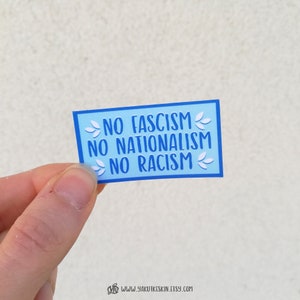 K&ouml;nnte beinhalten: Ein blauer Aufkleber mit wei&szlig;en Blattdesigns und dem Text "NO FASCISM NO NATIONALISM NO RACISM".