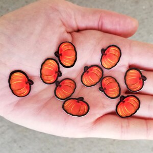 Lot de 10 MINI citrouilles mignonnes pour Halloween, accessoires de fête d'école fantasmagoriques imperméables pour les gobelets de bouteilles d'eau et les albums de coupures
