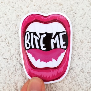 Sticker Halloween vampire en vinyle pour ordinateur portable imperméable, lavable au lave-vaisselle mordez-moi, cadeaux de fête pour bouteille d'eau ou gobelets