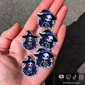 Confezione da 5 MINI adesivi di Halloween con streghe scheletri gotiche, adesivi in vinile impermeabili per laptop, decorazioni per album inquietanti e carine.