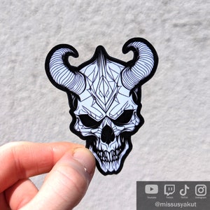 Demon Skull Gothic wasserdichter Vinyl Aufkleber für Laptop, Halloween Decor, gruselige Black and White Goth Geschenke für Handyhülle oder Wasserflasche