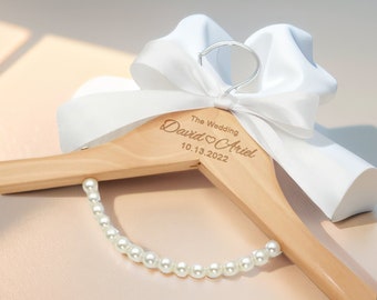 Handgemachte personalisierte Braut und Bräutigam Kleiderbügel - Hochzeitskleid Brautjungfer Kleiderbügel - Brautjungfer Geschenke für Braut - Hochzeitsgeschenke - Groomsmen Geschenke