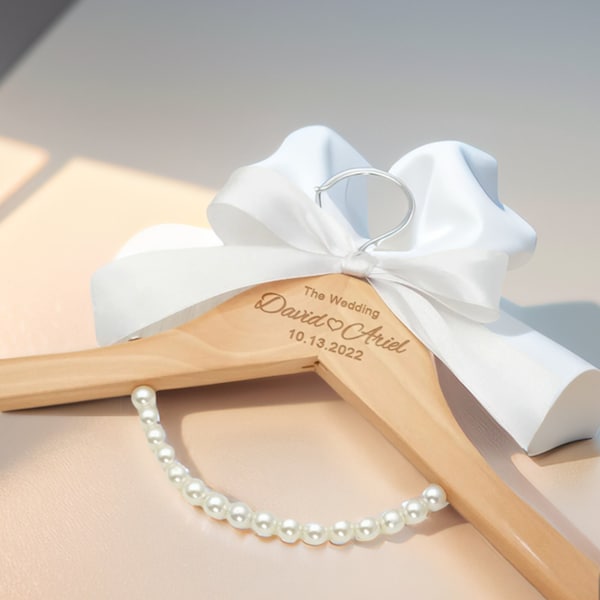 Handgemachte personalisierte Braut und Bräutigam Kleiderbügel - Hochzeitskleid Brautjungfer Kleiderbügel - Brautjungfer Geschenke für Braut - Hochzeitsgeschenke - Groomsmen Geschenke