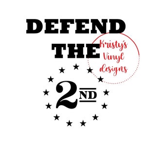 以下が含まれることがあります： 黒と白のグラフィックデザインで、「DEFEND THE 2ND」というテキストが星の円に囲まれています。「Kristy's Vinyl Designs」というテキストは赤と白です。