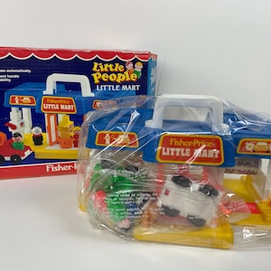 Stary model figurki Fisher Price Little People Little Mart nr 2580 z pudełkiem, kompletny, w stanie idealnym, w oryginalnym opakowaniu celofanowym, niezwykle rzadki, wyprodukowany w USA.