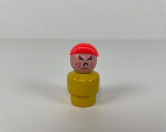 Vintage Fisher Price Little People Gul Arg Pojke Med Röd Mössa, Träkropp Och Trähuvud, I Utmärkt Skick