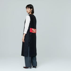 KIMONO Gilet - Kimono Remake Lange Gilet / Uniek exemplaar gemaakt van zwart linnen en vintage zijde / Geüpcycled Japans modern vest / Duurzame mode / Gelaagde stijl die traditionele Japanse schoonheid belichaamt / Handgemaakte haori-jas voor volwassenen met het contrast tussen hoogwaardig linnen en pure zijde
