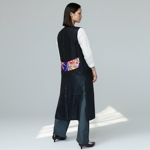 KIMONO Gilet - Kimono Remake Lange Gilet / Uniek exemplaar gemaakt van zwart linnen en vintage zijde / Geüpcycled Japans modern vest / Duurzame mode / Gelaagde stijl die traditionele Japanse schoonheid belichaamt / Handgemaakte haori-jas voor volwassenen met het contrast tussen hoogwaardig linnen en pure zijde