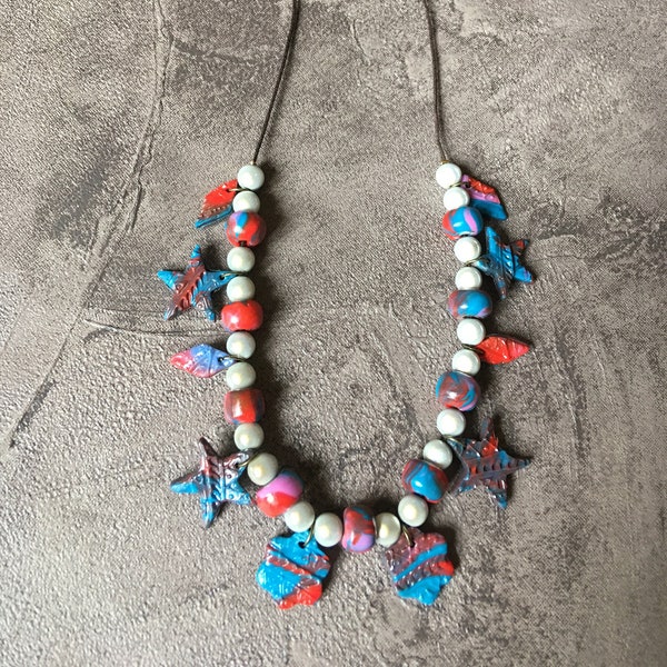 Jolis motifs et jolies couleurs pour ce collier en perles de verre et pâte polymère, monté sur coton ciré, fermeture facile, model unique.