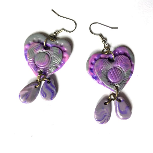 Boucles d'oreilles en perles polymère, monture en acier inoxydable Hauteur 6 centimètres. Largeur 3 centimètres. Dégradé de rose et de gris.