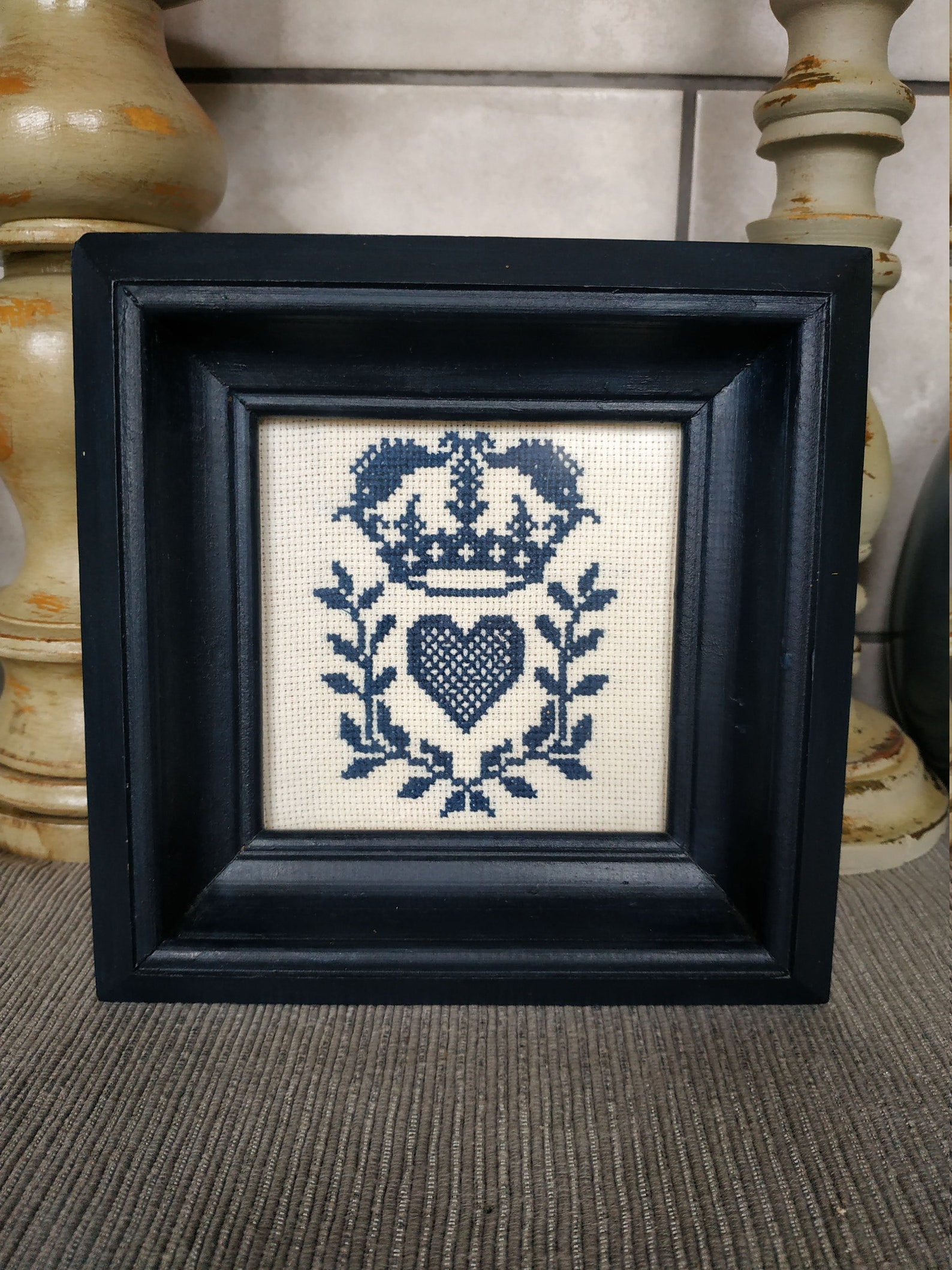 Broderie de point de croix. Crête. Cadre en bois. Mur Etsy France