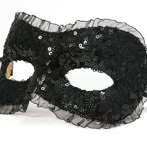 Máscara de baile de lantejoulas preta com folhos. Máscara de fantasia com bordado ideal para despedidas de solteira, bailes de formatura, eventos elegantes, festivais.