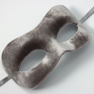 Masque de mascarade en velours argenté : masque de costume fait main