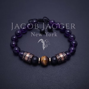 NATURAL Donkerpaarse amethistarmband voor heren. Een tribale kralenarmband met edelstenen van 8 mm en zilveren of roségouden roestvrijstalen bedels.