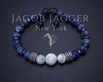 Pulsera minimalista de sodalita azul mate y howlita blanca para hombre / mujer. Ajustable con cuentas de piedra de 8 mm y dijes de acero inoxidable plateado.