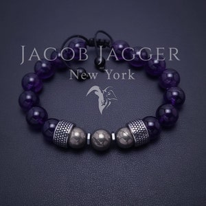 Pulseira masculina genuína de ametista e pirita roxa escura. Contas grandes ajustáveis com contas de pedras preciosas de 10 mm e pingentes de aço inoxidável prateado.
