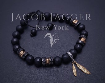 Matzwarte onyx verenarmband voor heren/dames. Verstelbaar met natuurlijke microgefacetteerde onyxkralen en gouden roestvrijstalen verenbedels.