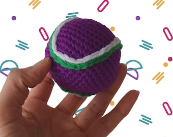 Pelota de tenis de bebé hecha a mano a crochet / Peluche morado, verde y blanco (recién nacido)