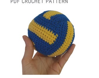 Könnte beinhalten: Ein gehäkelter Ball in Blau und Gelb, der einem Volleyball oder Netball ähnelt. Der Text "Netball / Volleyball PDF CROCHET PATTERN" ist über dem Ball zu sehen. Das Logo "Do The Right Stitch" befindet sich unten.