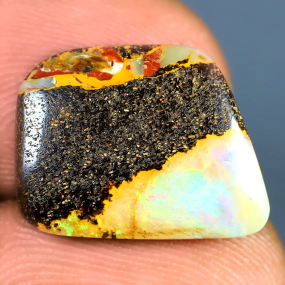 5.95 カラットの美しいファンシーシェイプ (15 x 12 mm) マルチカラー 
