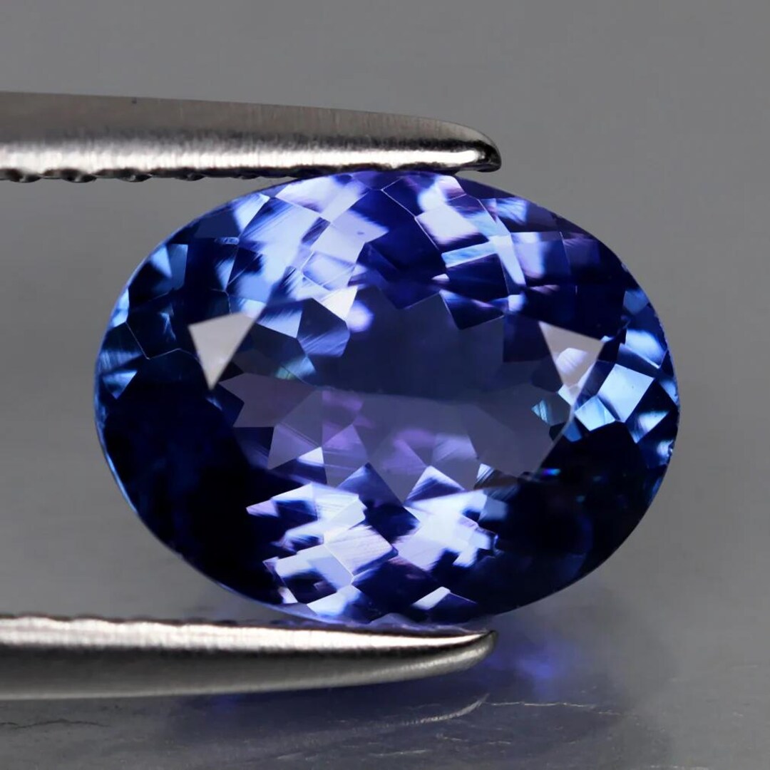 2.05カラットの美しいオーバル（9.08 x 7.14 mm）タンザニア産青紫色