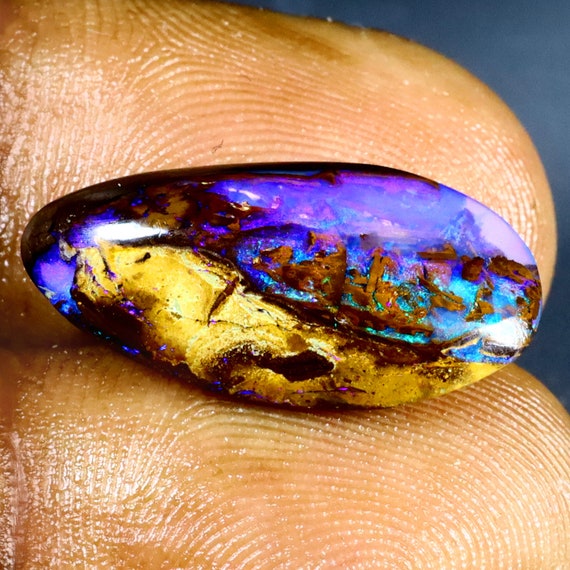 7.92 カラットの美しいファンシーシェイプ (21 x 10 mm) マルチカラー