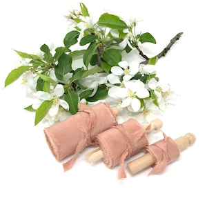 Dusty Rose--- 100% Crêpe de chine zijde lint, Natuurlijk Geverfd, hand gerafelde rand, met de hand gerold, Plant gebaseerde kleurstof