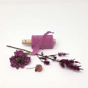 Hete roze---Crepe de chine satijnen lint, Hand geverfd zijde lint, natuurlijk geverfd, Plant gebaseerd kleurstof