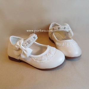 Fantastische meisje schoenen met parels en kristallen
