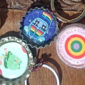 LGBT Pride Gay Set, Upcycled Magnets in einer Gay Box, Umweltfreundliches Abzeichen, Schlüsselanhänger Metallkappe, Lesben Box, LGBTQ Support Geschenk, Gay Paar Set