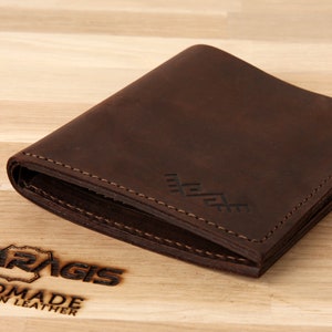 Bifold Leder Braun Brieftasche, Handgefertigter Leder Kartenhalter, Herren Brieftasche mit Gravur, kleine Reisekarte und Bargeld Brieftasche, Falten Bargeld Halter