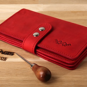 Organizador de billetera de cuero rojo grabado con estilo
