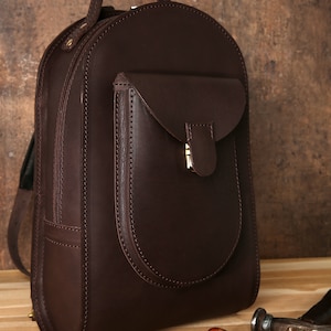 Sac à dos minimaliste en cuir marron pour ordinateur portable | Bretelles réglables | Grand sac de voyage